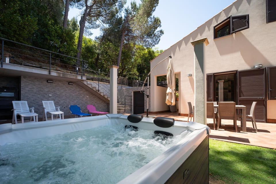 Property building, Patio, Natural landscape, Garden, Hot Tub, Evening entertainment, Garden view, sunbed