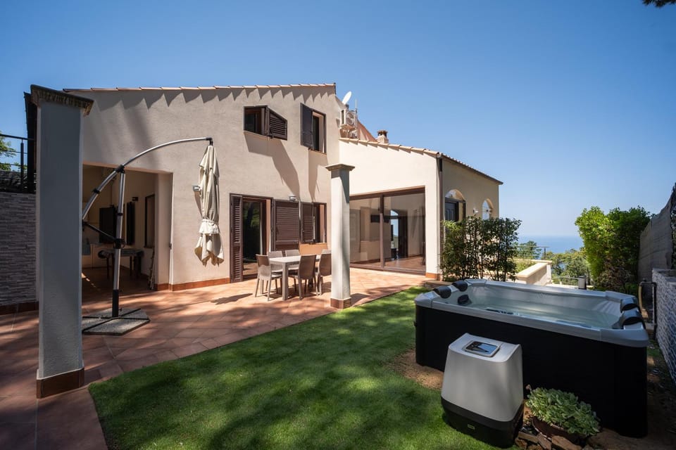 Property building, Patio, Natural landscape, Garden, Hot Tub, Sea view, Open Air Bath