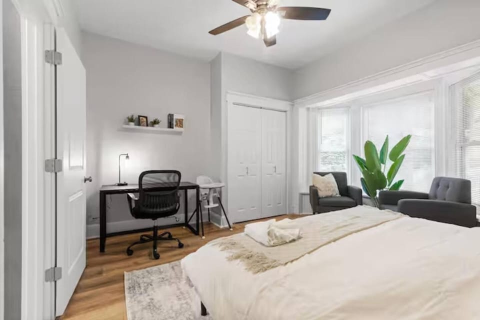 Modern Apt w/Netflix-Close to Dining, Shopping Apartment in Pittsburgh