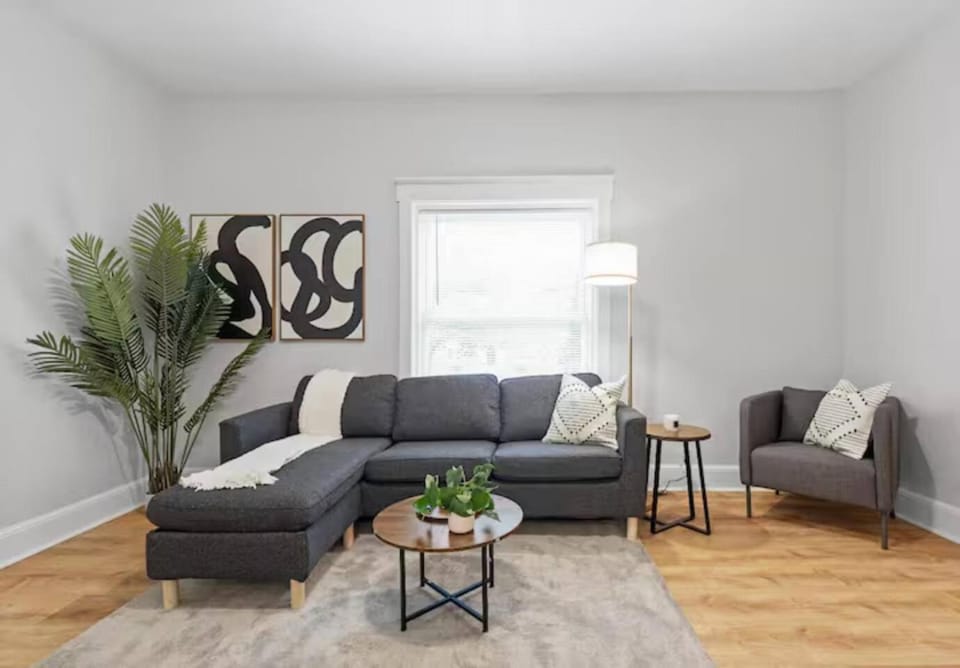 Modern Apt w/Netflix-Close to Dining, Shopping Apartment in Pittsburgh