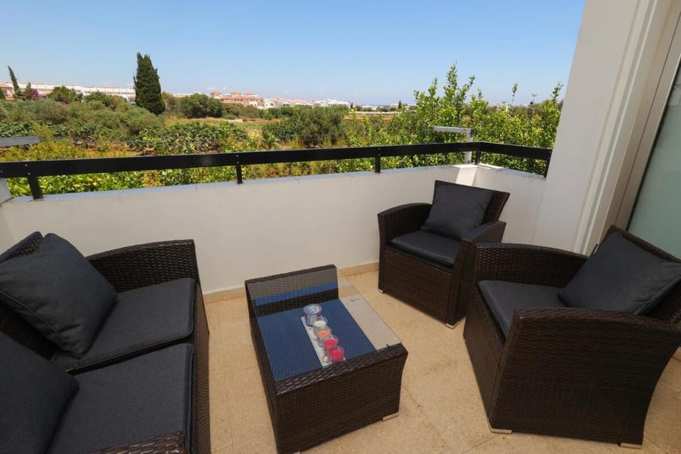 Property building, Balcony/Terrace, Seating area