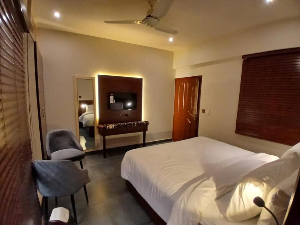 Bed, TV and multimedia, Bedroom, wardrobe, air conditioner