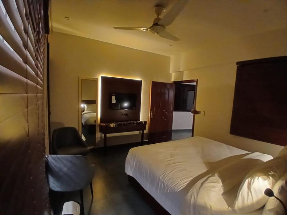 Bed, TV and multimedia, Photo of the whole room, wardrobe, air conditioner
