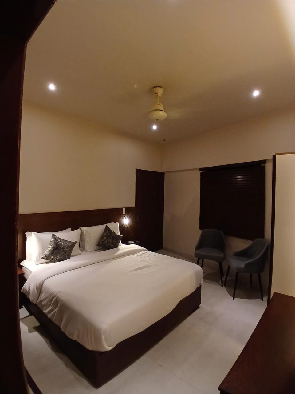 Bed, Photo of the whole room, Seating area, Bedroom