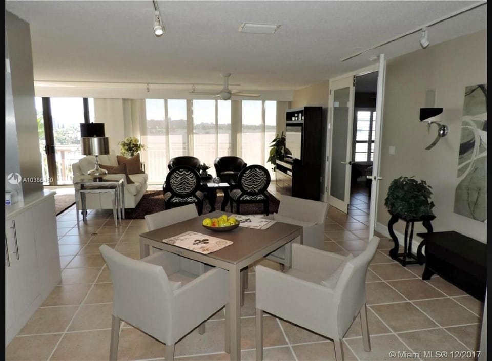 Two Bedroom Waterfront Residence with Intracoastal Apartment in Fort Lauderdale