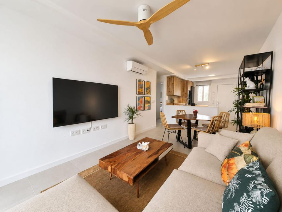 TV and multimedia, Living room, Dining area, air conditioner
