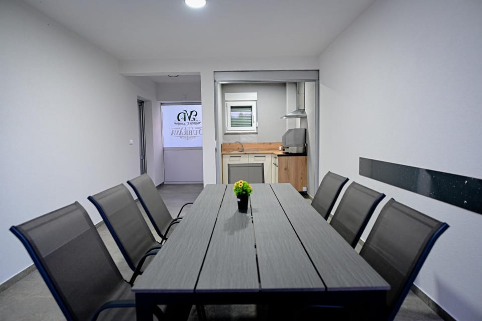BBQ facilities, Seating area