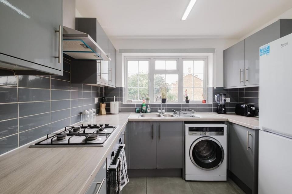 Spacious 4-Bed Home with Free Parking House in Northampton