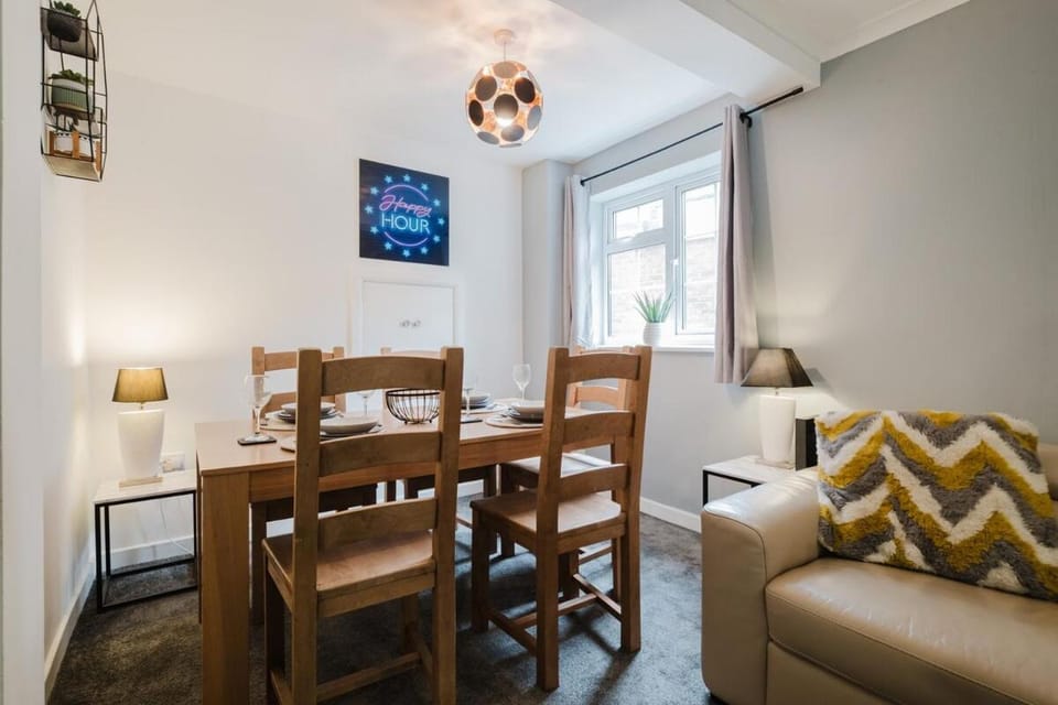 Spacious 4-Bed Home with Free Parking House in Northampton