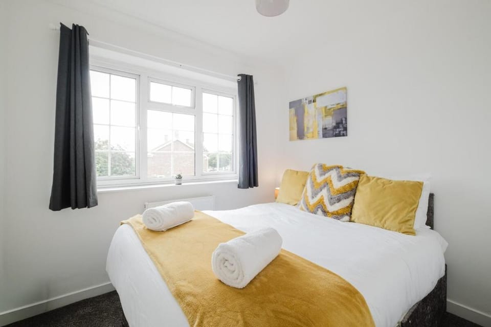 Spacious 4-Bed Home with Free Parking House in Northampton