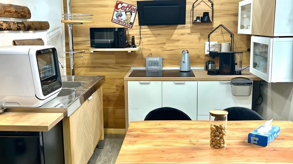 Kitchen or kitchenette, Living room