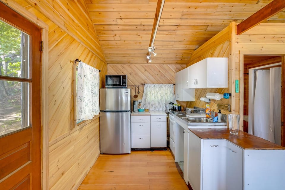 Waterfront Berkshires Studio w/ Dock on Goose Pond Apartment in Lee