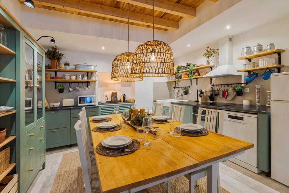 Coffee/tea facilities, Kitchen or kitchenette, Dining area, dishwasher, oven, stove