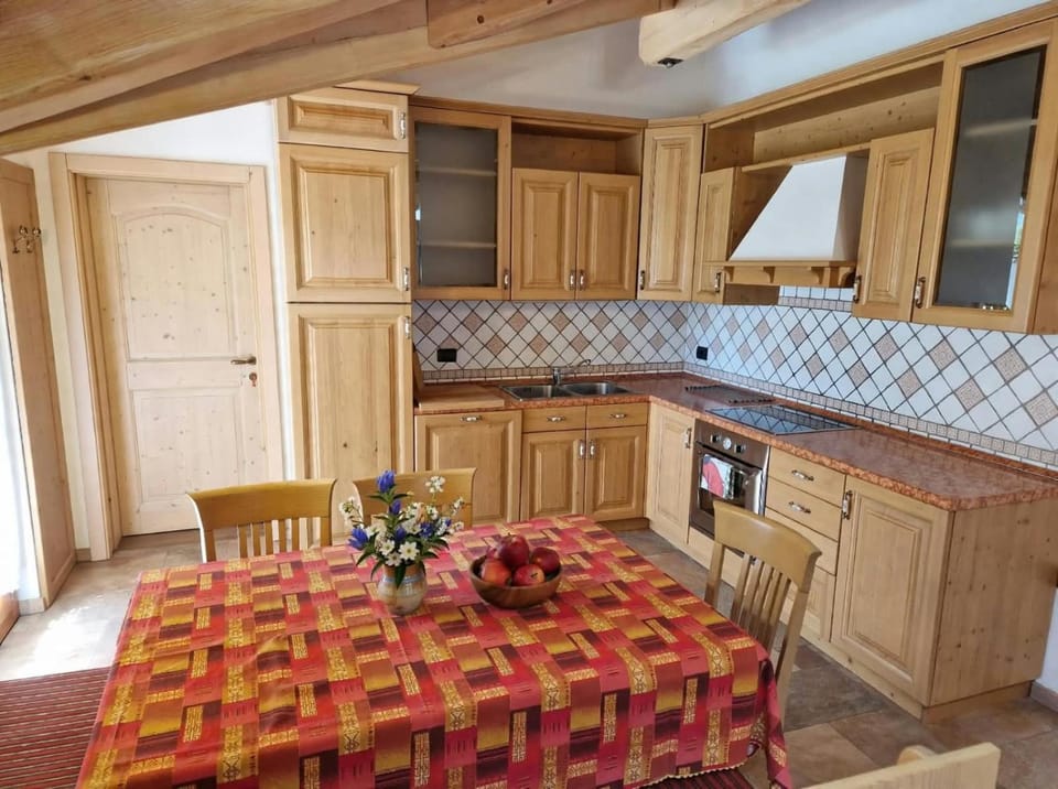 Kitchen or kitchenette, Dining area, stove