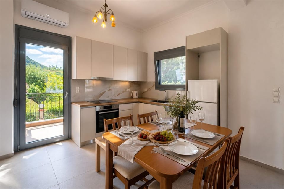 Kitchen or kitchenette, Dining area, kitchen