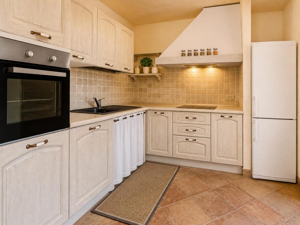 Kitchen or kitchenette, oven, stove