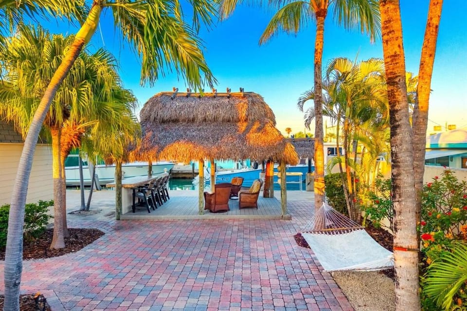 Waterfront Pool Home w Private Dock Villa in Marathon