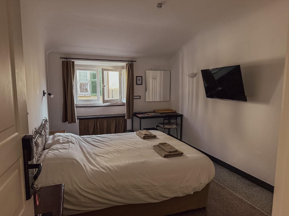 Bed, TV and multimedia, Bedroom, towels
