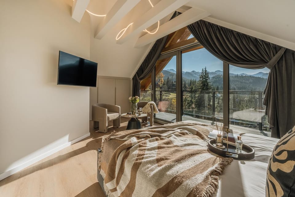 Bed, Natural landscape, TV and multimedia, Photo of the whole room, Seating area, Evening entertainment, Bedroom, Mountain view