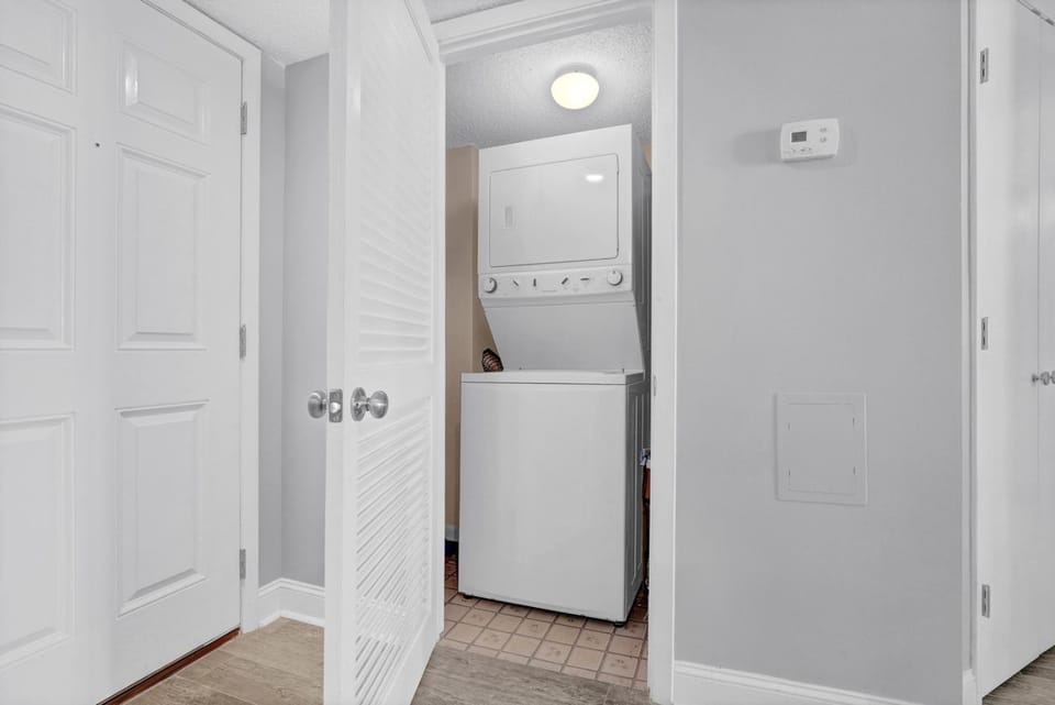 Renovated Oceanfront Condo, 2 bedrooms overlooking Ocean House in North Topsail Beach