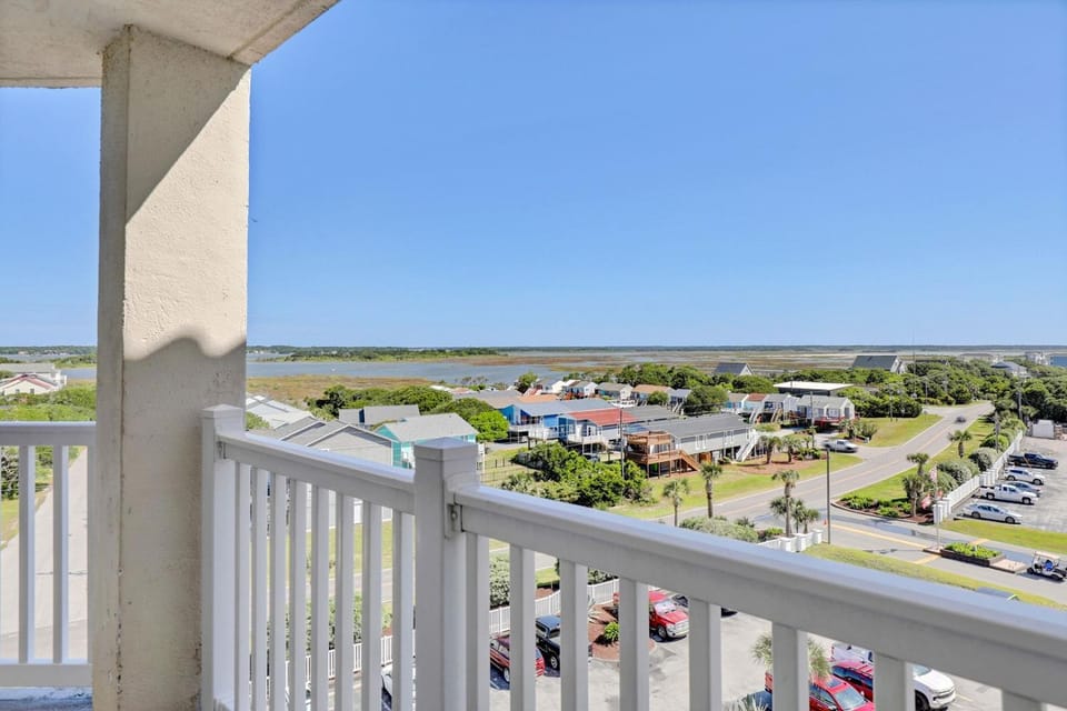 Renovated Oceanfront Condo, 2 bedrooms overlooking Ocean House in North Topsail Beach