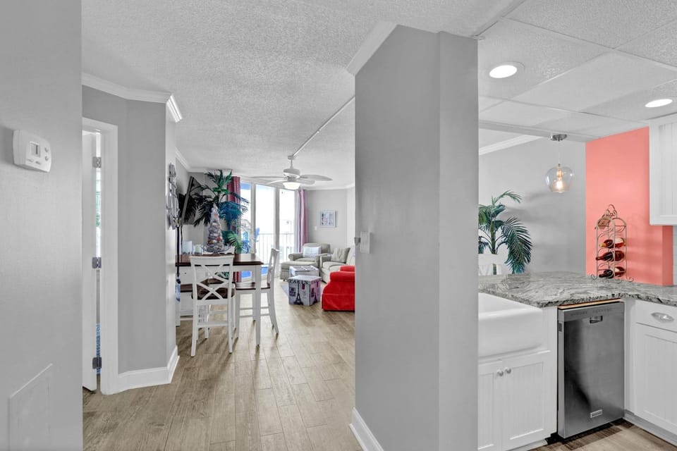 Renovated Oceanfront Condo, 2 bedrooms overlooking Ocean House in North Topsail Beach