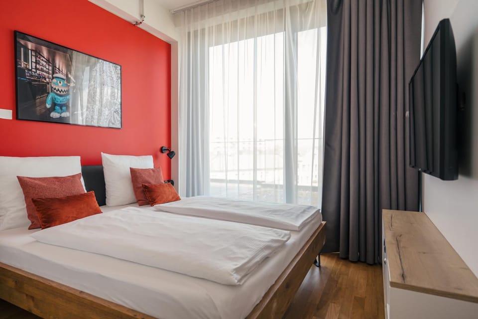 Bed, TV and multimedia, Bedroom