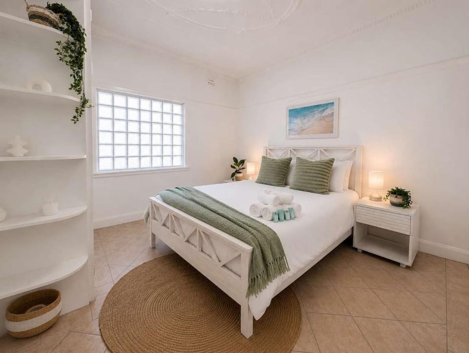 Wollongong 3-Bedroom Beach Cottage - Loft Area, AC, Free Local Shuttle House in Wollongong