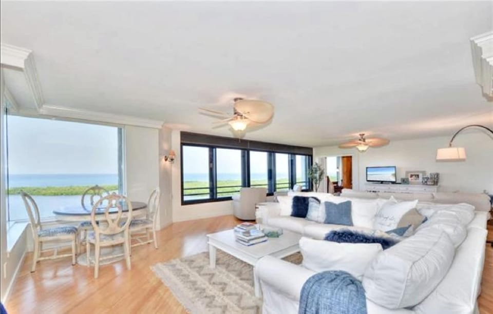 Panoramic 2 Bedroom Corner Retreat with Expansive Views Apartment in Pelican Bay