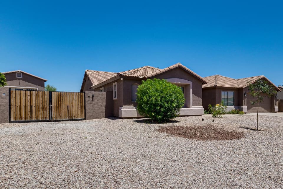 Spacious Backyard! Family Haven in San Tan Valley House in Johnson Ranch