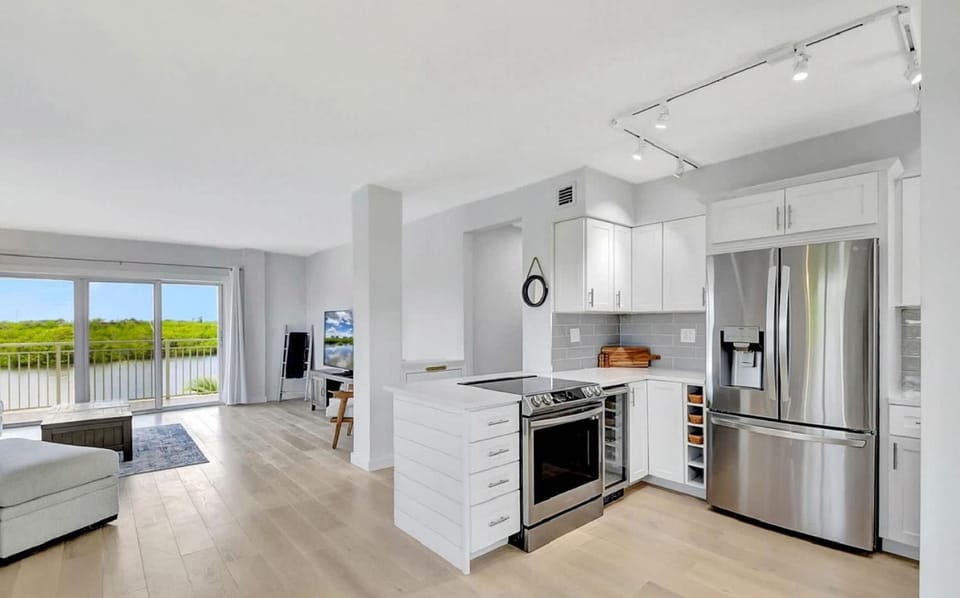 Two Bedroom Waterfront Residence with Pool Views Apartment in Ocean Ridge