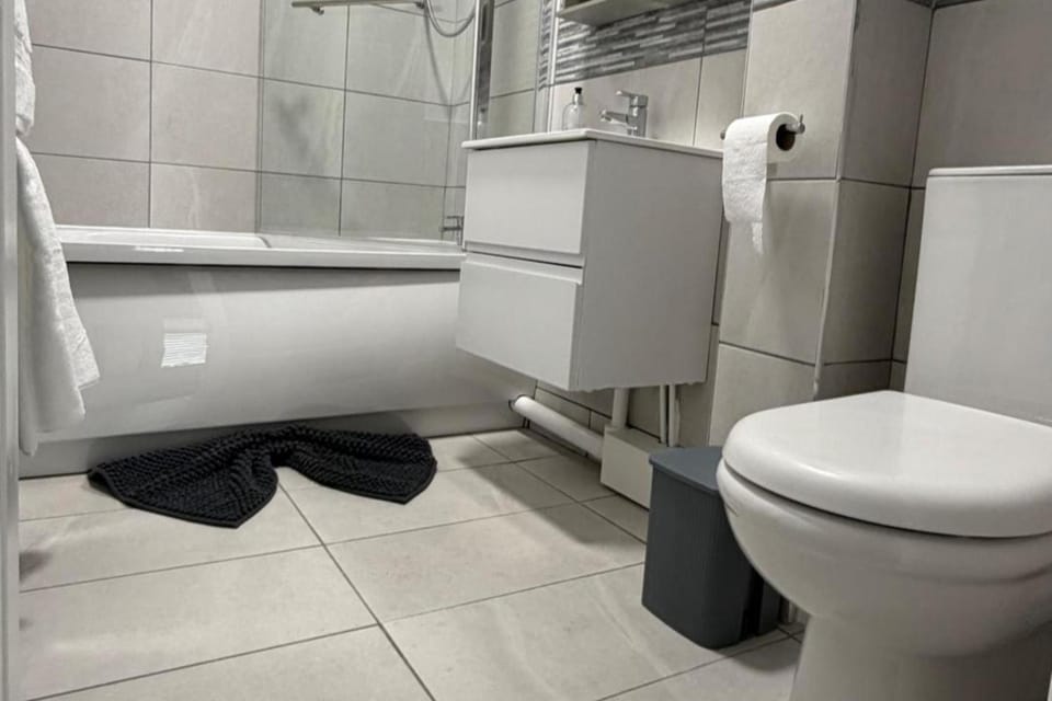 Apartment Sleeps 6 near Southampton City Centre Apartment in Southampton