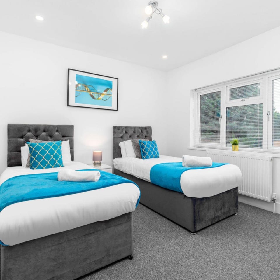 Bed, Photo of the whole room, Bedroom