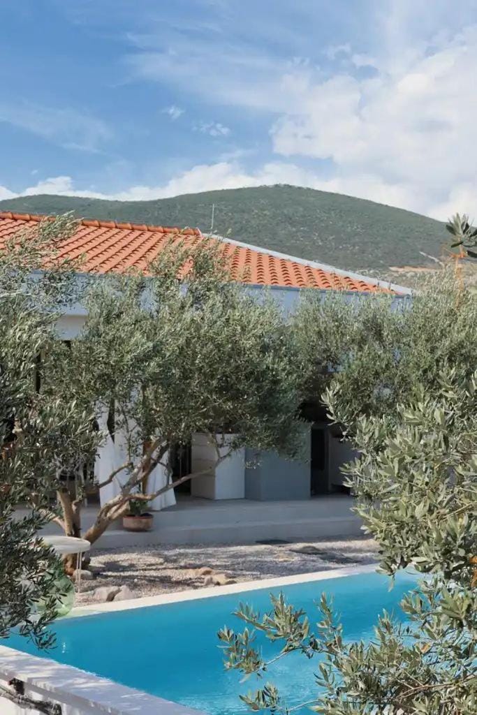 Property building, Day, Natural landscape, Mountain view, Pool view, Swimming pool, sunbed