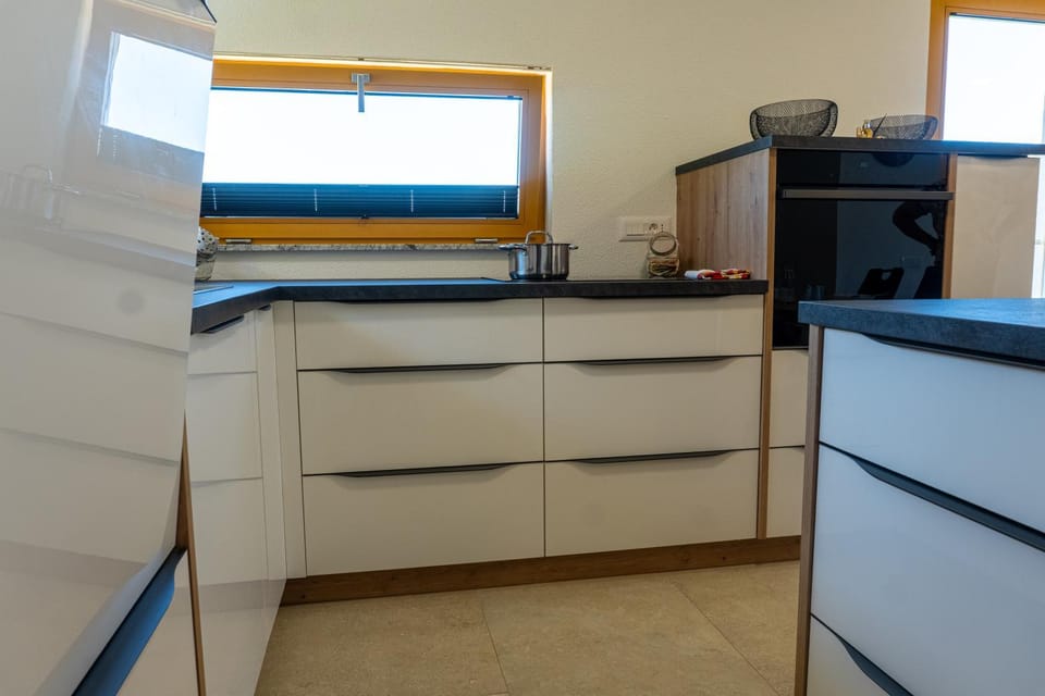 Kitchen or kitchenette, oven, pet friendly, stove