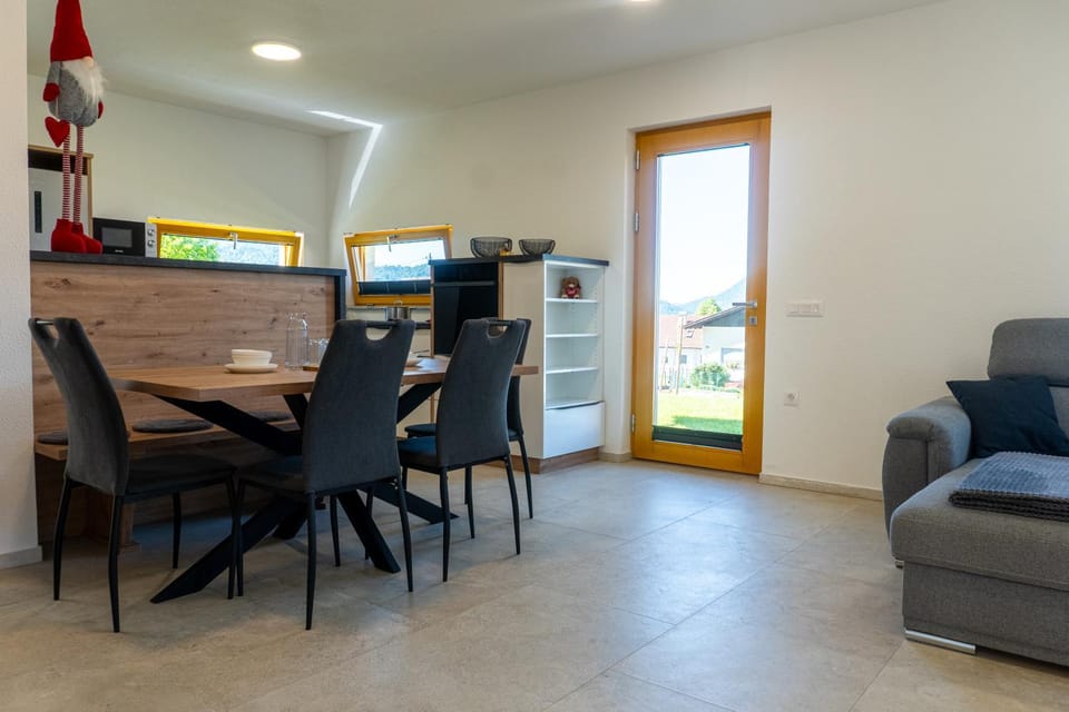 Kitchen or kitchenette, Dining area, oven, pet friendly