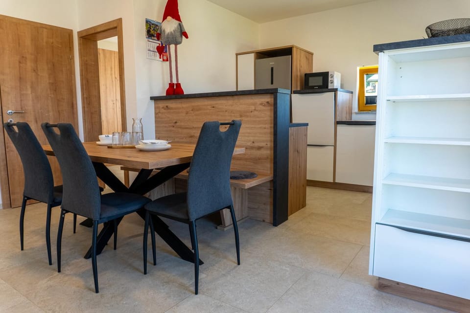 Kitchen or kitchenette, Dining area, pet friendly