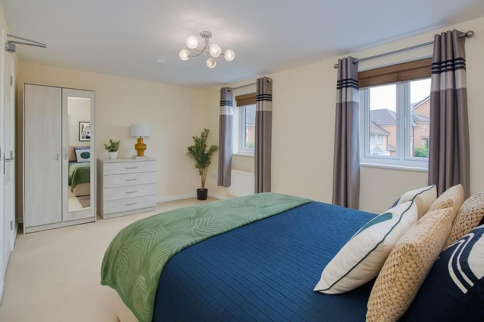 Large Contractor House - 6 Bedrooms House in Bridgwater