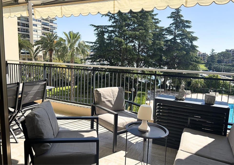 Élégant T3 avec Piscine, Terrasse, Parking, 6 Pers Apartment in Mandelieu-La Napoule