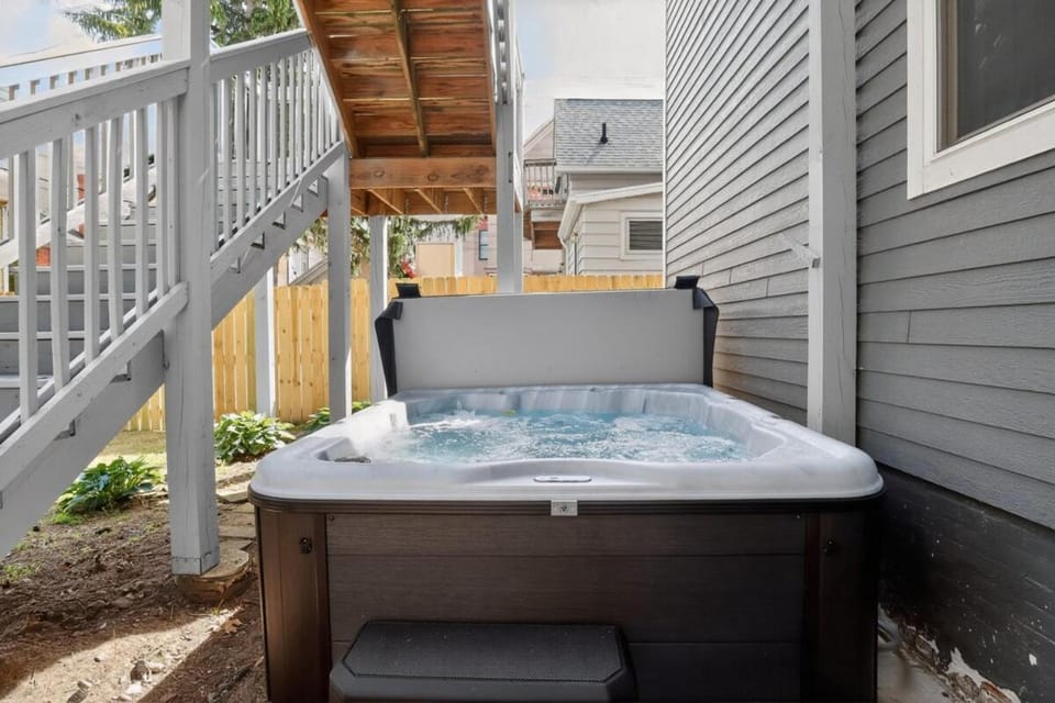 Cozy Duplex Retreat Hot Tub Full Kitchen House in Michigan City