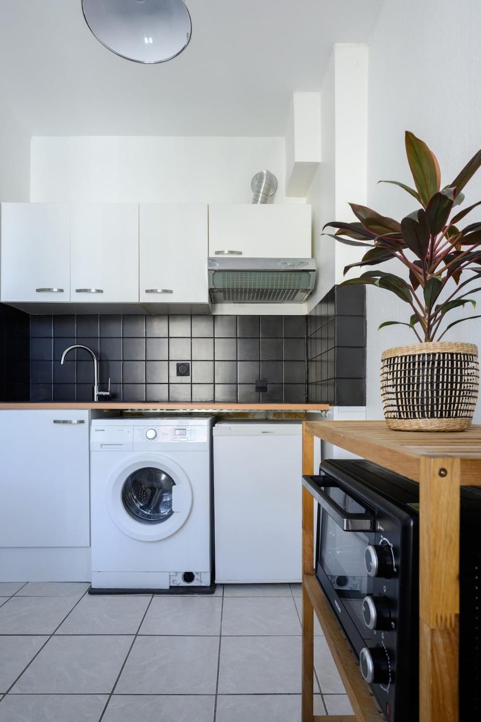 Kitchen or kitchenette, dishwasher, stove, washing machine