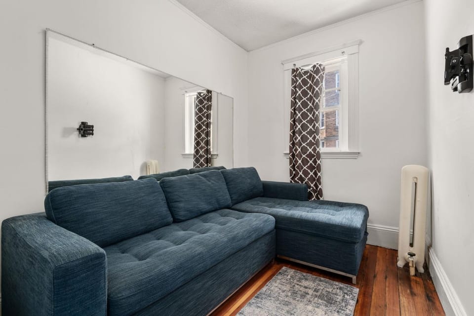 Boston Room Near Green Line & BC Apartment in Brookline