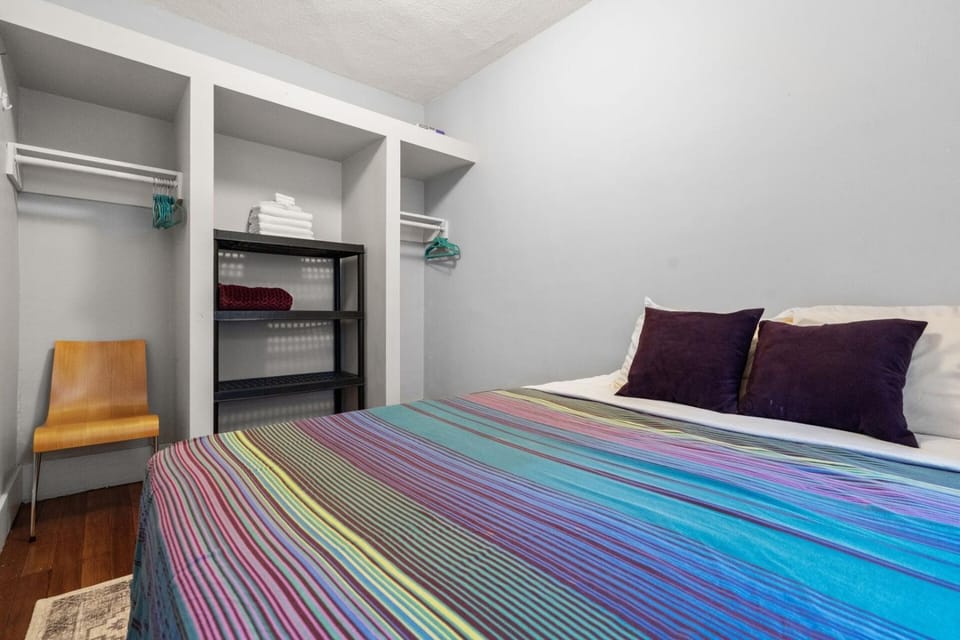 Boston Room Near Green Line & BC Apartment in Brookline