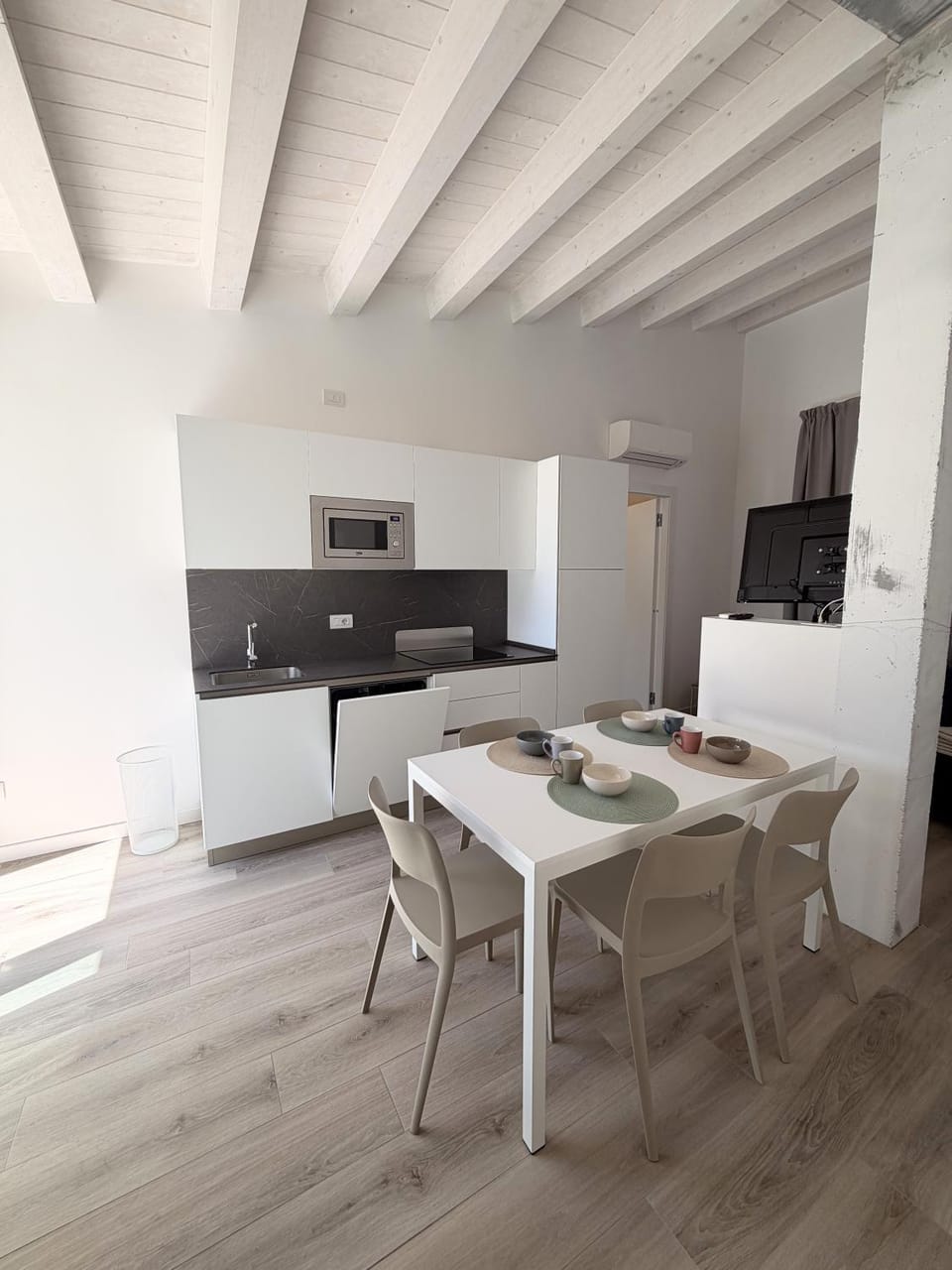 Kitchen or kitchenette, Dining area, pet friendly, stove, air conditioner