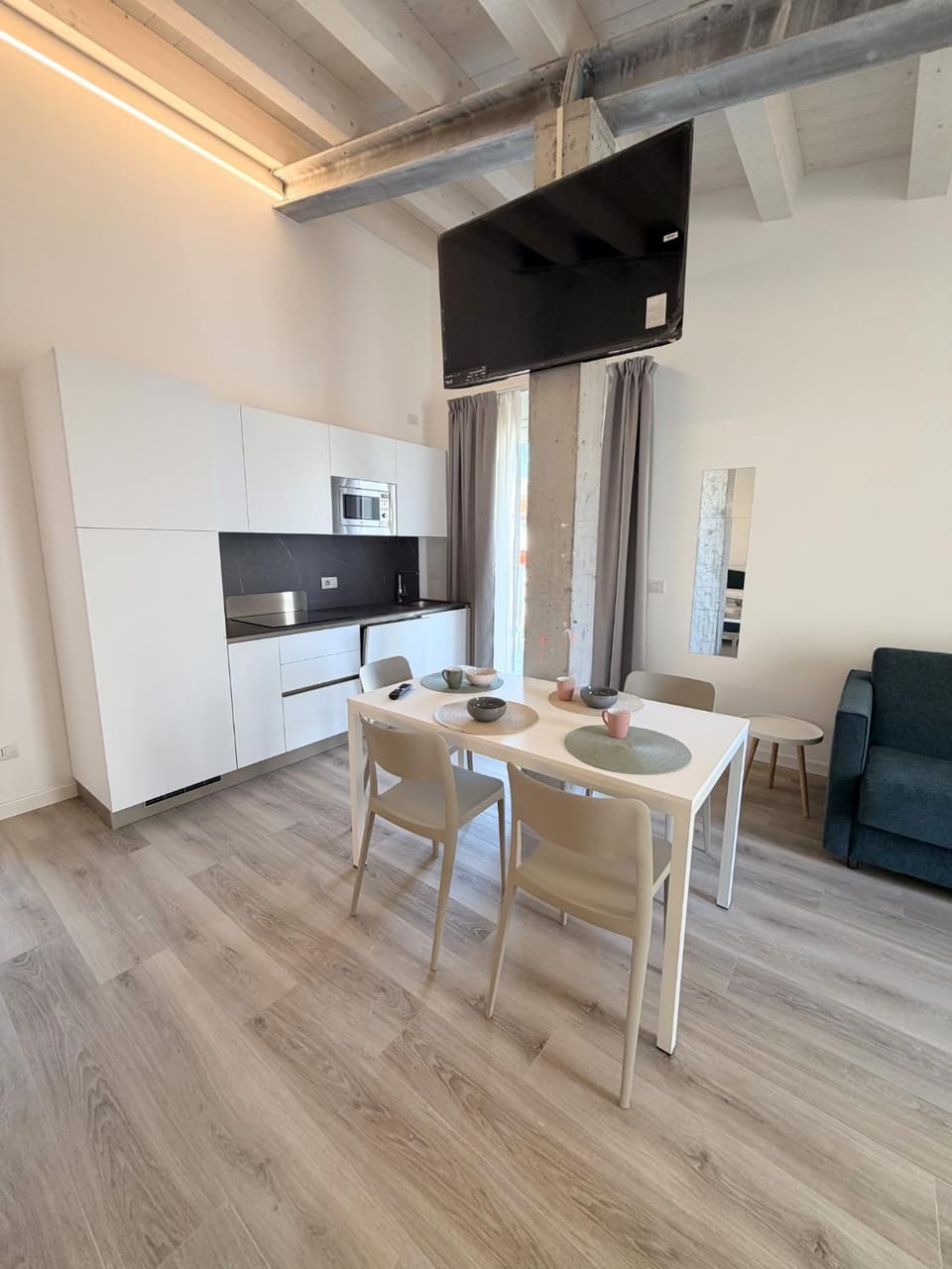 TV and multimedia, Kitchen or kitchenette, Living room, Seating area, Dining area, air conditioner