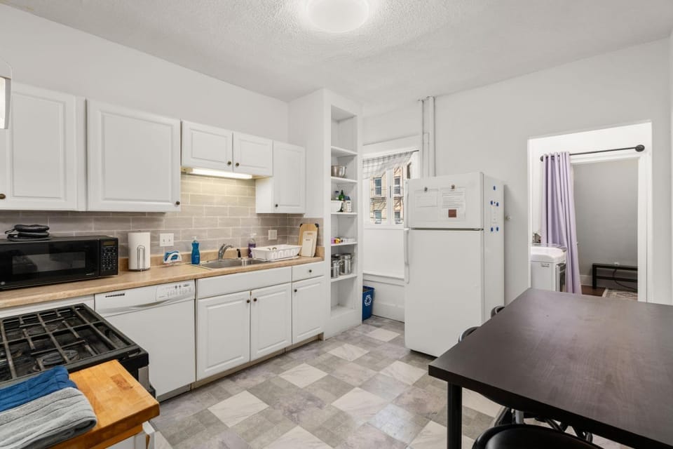 Boston Room w/ AC, W/D & Green Line Apartment in Brookline