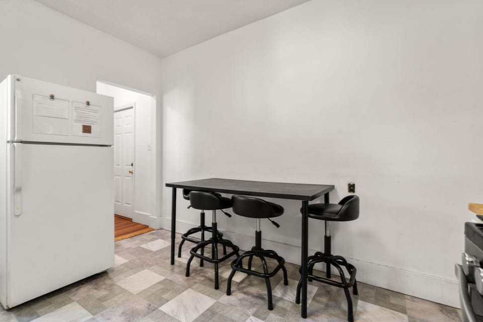 Boston Room w/ AC, W/D & Green Line Apartment in Brookline