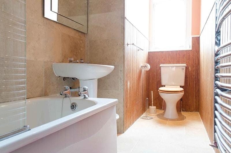Bright Victorian 4-Bed Flat Marchmont Apartment in Edinburgh