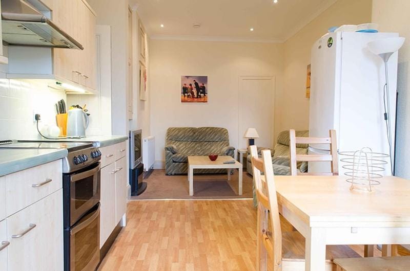 Bright Victorian 4-Bed Flat Marchmont Apartment in Edinburgh