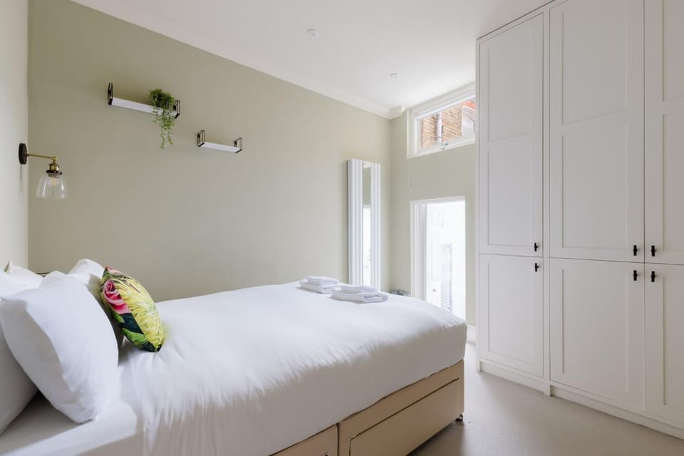 Chic 2BDR Flat in Fulham with Patio Apartment in London